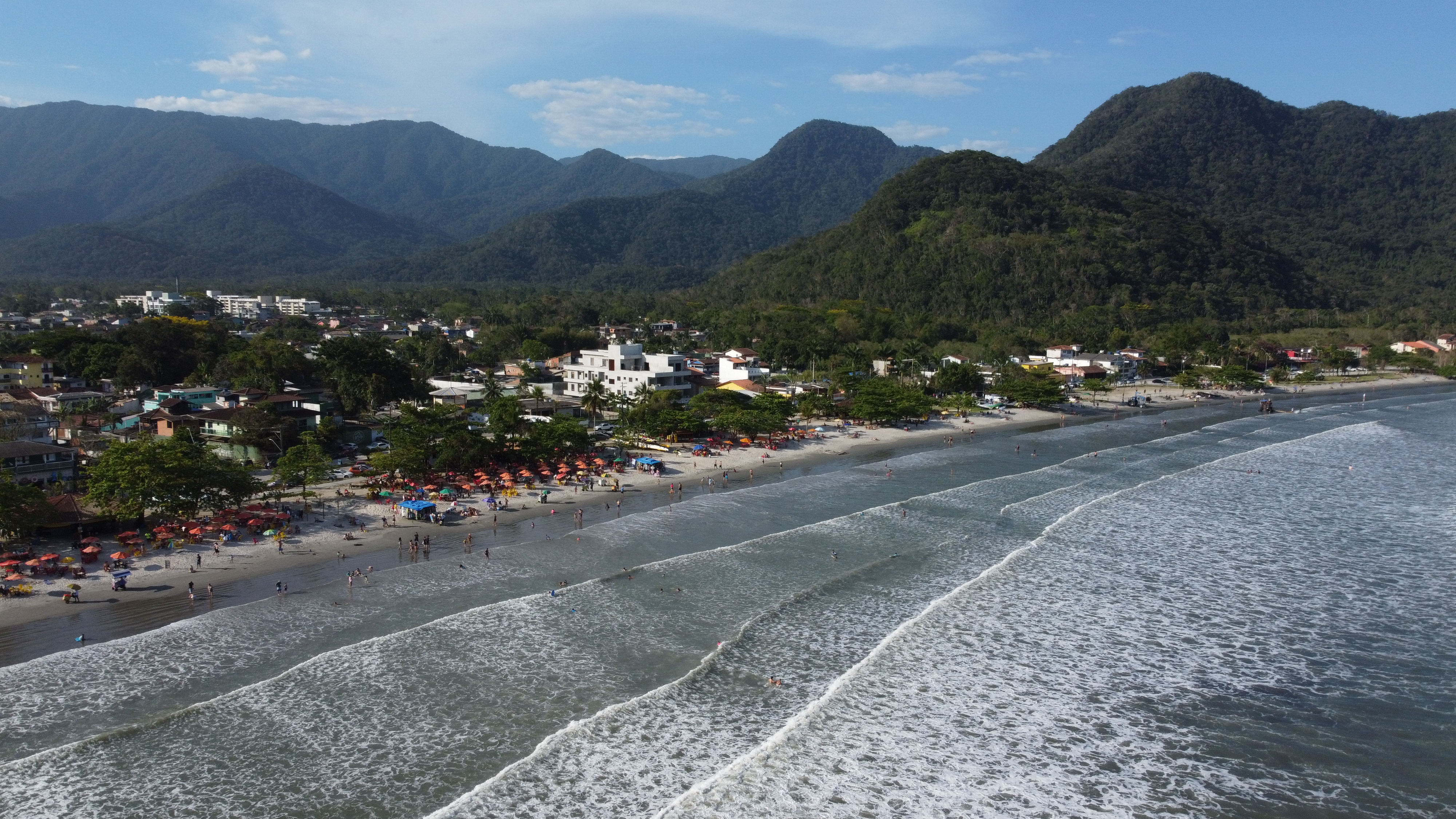 Drone sobrevoando Igreja da praça Santa Terezinha em Taubaté-SP