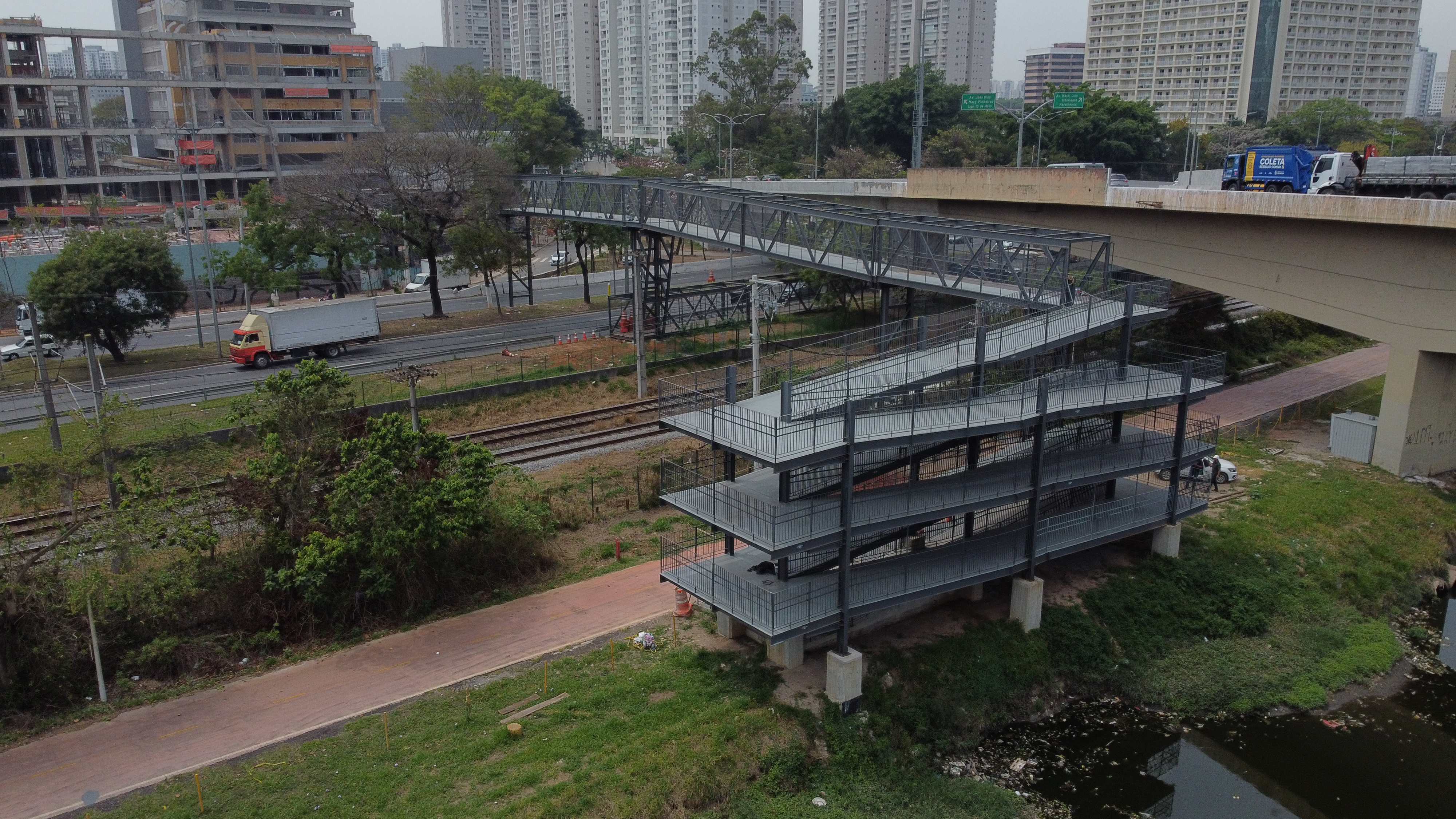 Obra na passarela em São Paulo-SP